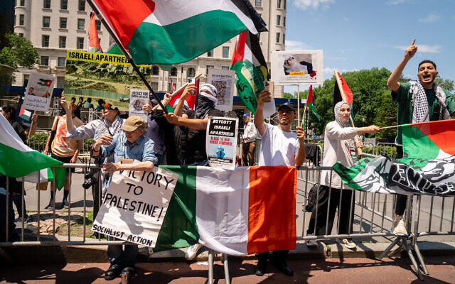 פעילים פרו-פלסטינים מוחים נגד מצעד חגיגת ישראל בעיר ניו יורק