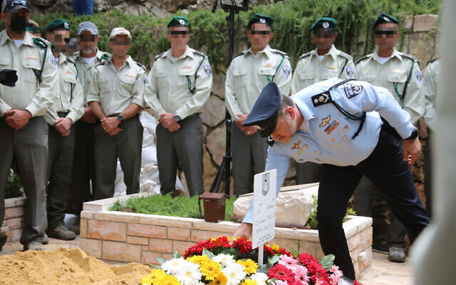 Israel Police Commissioner Yaakov Shabtai, right, participates in the funeral of slain counter-terrorism officer Sgt. Maj. Noam Raz, in Jerusalem, May 15, 2022. (Israel Police)