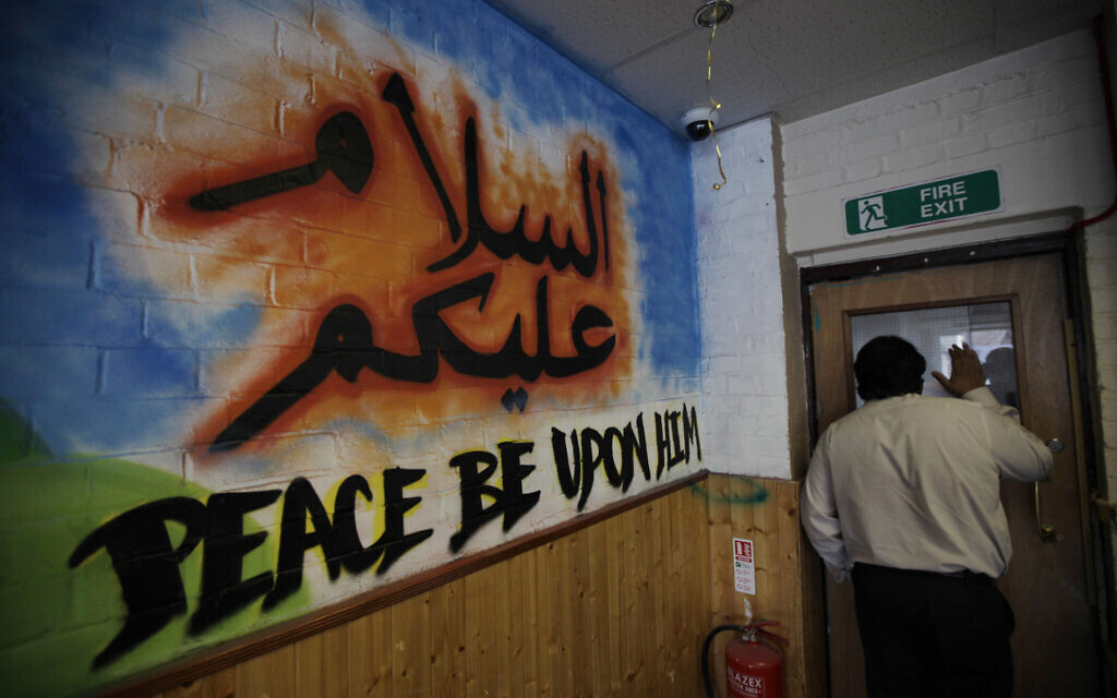 Illustrative: The youth center of the Active Change Foundation, a de-radicalization project in London which works with young people at risk of embracing terrorism and people convicted of terrorist offenses, London, May 23, 2011. (AP Photo/Lefteris Pitarakis)