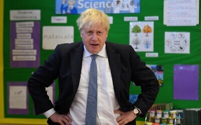 Britain's Prime Minister Boris Johnson visits the Field End Infant school, in South Ruislip, London, on May 6, 2022, following the local government elections. (Daniel Leal/Pool via AP)