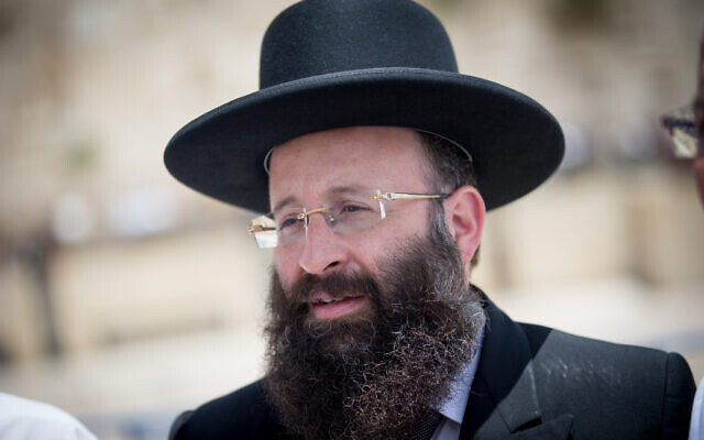 Rabbi of the Western Wall Shmuel Rabinowitz at the site's plaza in 2017. (Yonatan Sindel/Flash90)