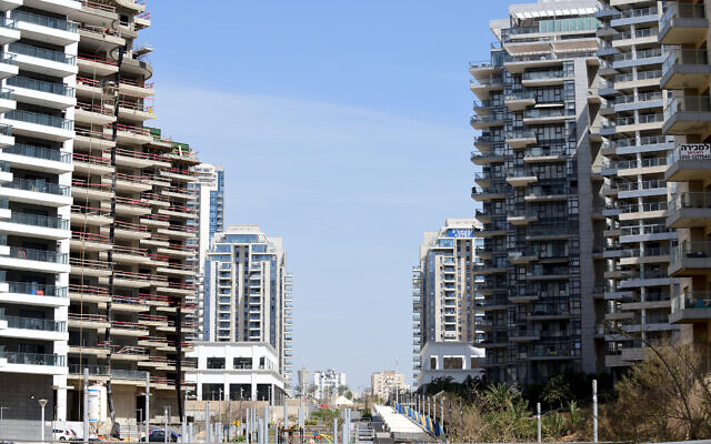 A construction site of new residential buildings in the Ir Yamim neighborhood in the costal city of Netanya, March 26,2020. (Gili Yaari / Flash90)