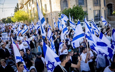 Hundreds of right-wing activists waving flags attempt to attend a march through Jerusalem's Old City on April 20, 2022. (Yonatan Sindel/Flash90)
