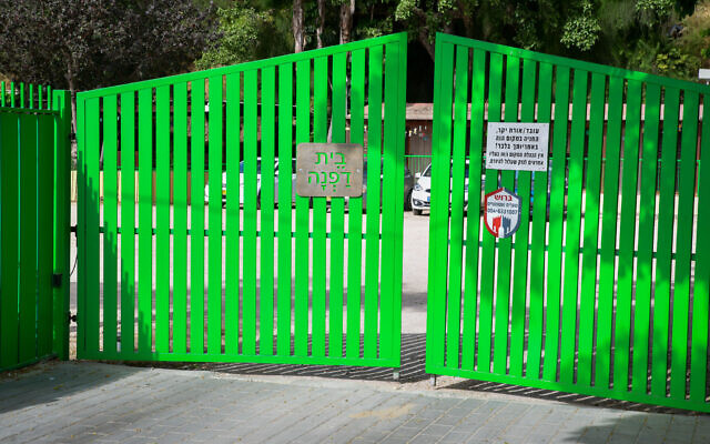 The entrance to the Beit Dafna shelter in  Holon on May 3, 2022. (Avshalom Sassoni/ Flash90)