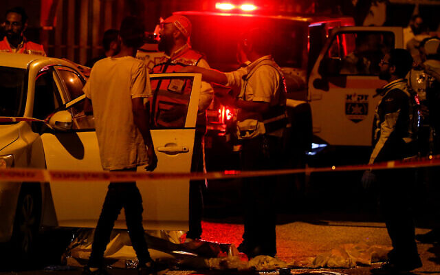 Israeli security and rescue personnel work at the scene of a terror attack in Elad, May 5, 2022. (Yossi Aloni/Flash90)