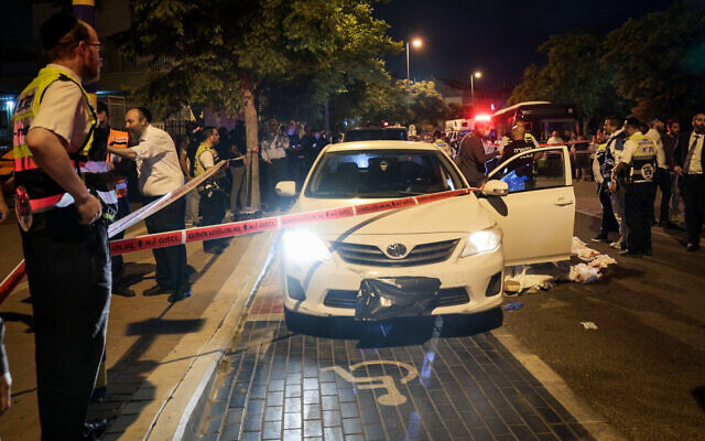 Israeli security and rescue personnel work at the scene of a terror attack in Elad, May 5, 2022. (Yossi Aloni/Flash90)