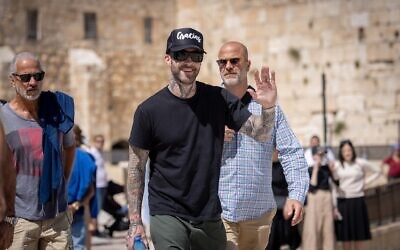 Maroon 5 lead singer Adam Levine visits at the Western Wall, in the Old City of Jerusalem on May 8, 2022 (Courtesy Yonatan Sindel/Flash90)