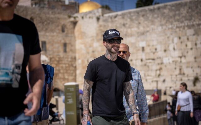 Maroon 5 singer Adam Levine visits the Western Wall in the Old City of Jerusalem on May 8, 2022. (Yonatan Sindel/Flash90)