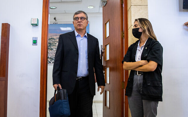 Shlomo Filber arrives in court for the trial of Benjamin Netanyahu at the District Court in Jerusalem, May 10, 2022 (Oren Ben Hakoon/POOL)
