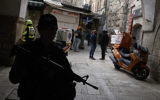 Israeli security at the scene of an attempted terror attack near the Temple Mount compound, in Jerusalem's Old City. May 11, 2022. (Olivier Fitoussi/Flash90)