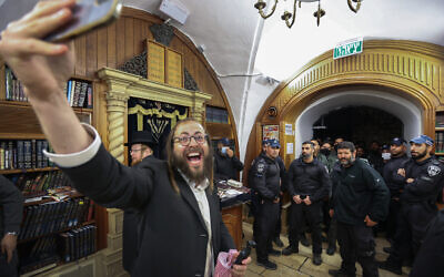 Police evacuate Jewish worshipers ahead of the Lag B'omer festival, at the Tomb of Rabbi Shimon bar Yochai, in Meron, northern Israel on May 17, 2022 (Courtesy David Cohen/Flash90)