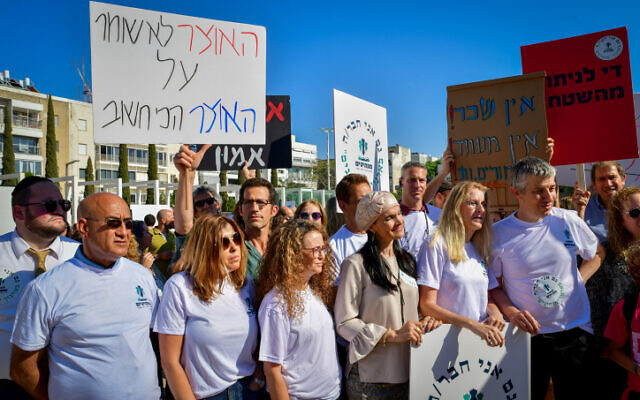 Teachers from schools around the country protest amid a labor dispute, in Tel Aviv, May 22, 2022. (Avshalom Sassoni/Flash90)