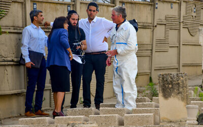 Israeli forensic team members open Uziel Khoury's grave to take a DNA sample at the Segula Cemetery in Petah Tikva on May 23, 2022. (Avshalom Sassoni/Pool via Flash90)