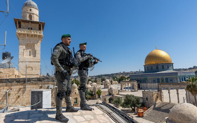 Border Police officers stand guard near the Temple Mount in Jerusalem's Old City, on May 25, 2022. (Yossi Aloni/Flash90)