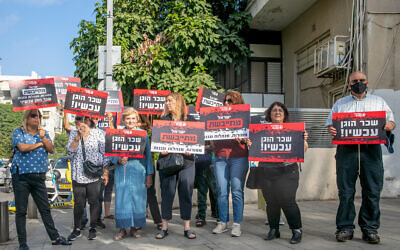 Teachers from the Teachers Union protest over low salaries, in Tel Aviv, May 25, 2022. (Yossi Aloni/Flash90)