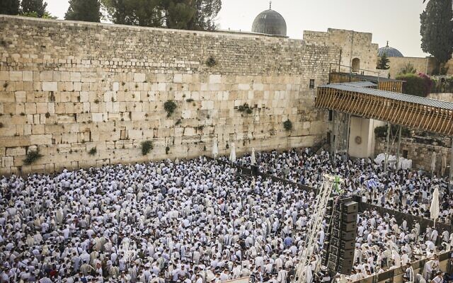 Jews pray at the Western Wall in the Old City on Jerusalem Day, May 29, 2022 (Yonatan Sindell/Flash90)