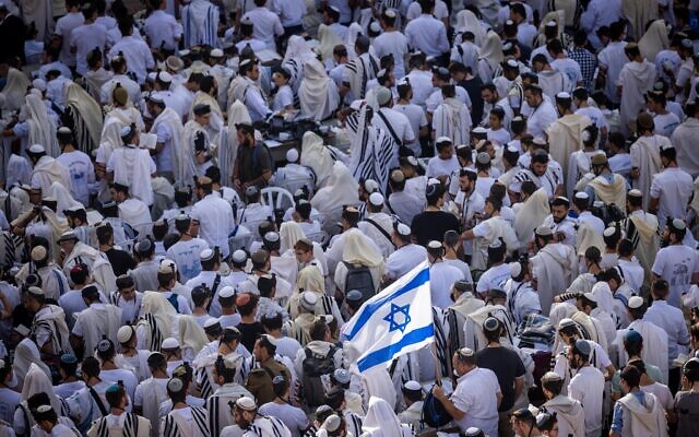 Jews pray at the Western Wall in the Old City on Jerusalem Day, May 29, 2022 (Yonatan Sindell/Flash90)
