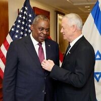 Defense Minister Benny Gantz, right, meets with his US counterpart Lloyd Austin at the Pentagon on May 19, 2022. (Shmulik Almany/GPO)