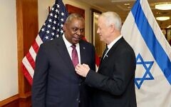Defense Minister Benny Gantz, right, meets with his US counterpart Lloyd Austin at the Pentagon on May 19, 2022. (Shmulik Almany/GPO)
