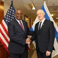 Defense Minister Benny Gantz meets with his US counterpart Lloyd Austin at the Pentagon on May 19, 2022. (Shmulik Almany/GPO)