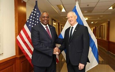 Defense Minister Benny Gantz meets with his US counterpart Lloyd Austin at the Pentagon on May 19, 2022. (Shmulik Almany/GPO)