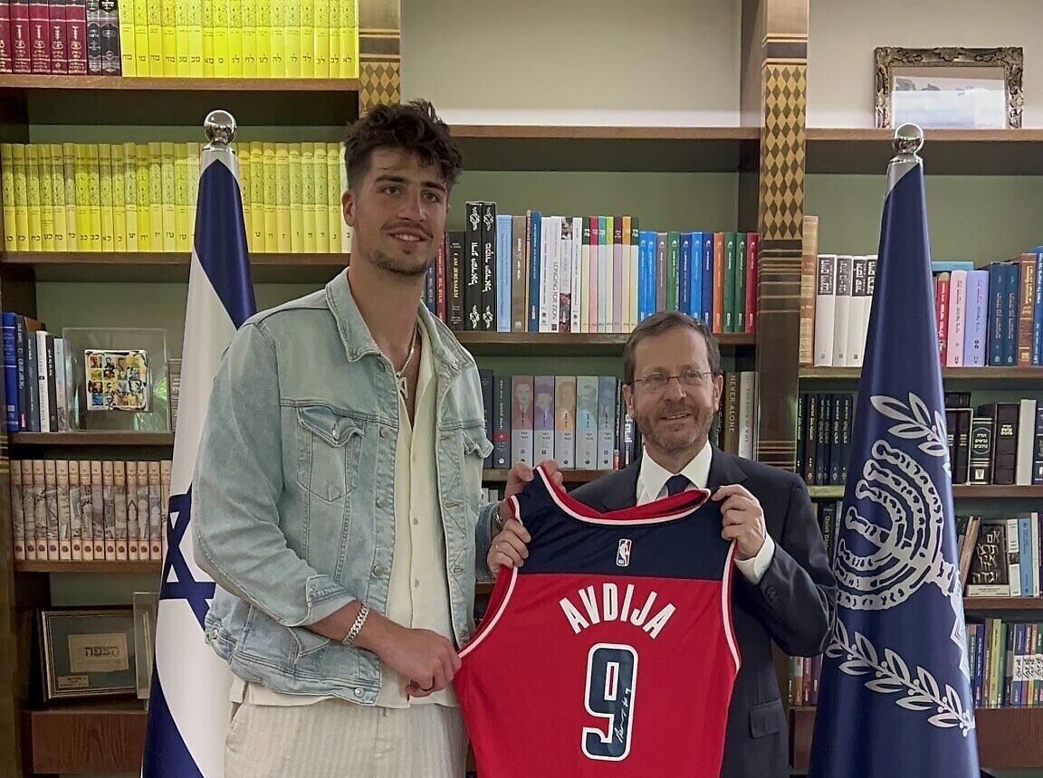Deni Avdija's father coveting the Israel State Cup with Bnei Herzliya /  News 