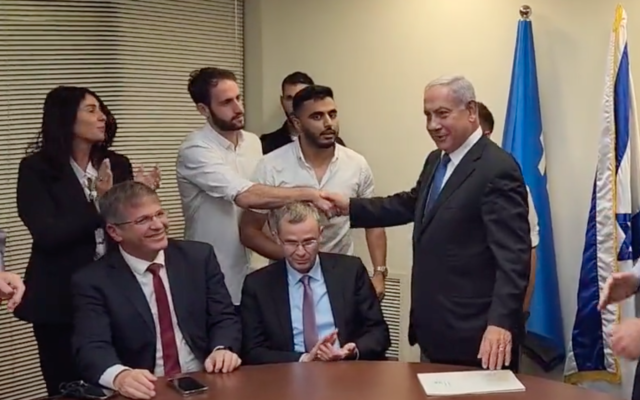 Likud chairman Benjamin Netanyahu shakes hands with IDF combat veterans after agreeing to support a coalition bill to fund the tuition of ex-soldiers on May 24, 2022. (Screen capture/Twitter)