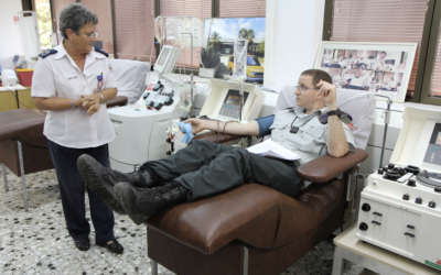 Prof. Eilat Shinar (left), head of MDA Blood Services speaks to an Israeli donating blood. (Courtesy of Magen David Adom)