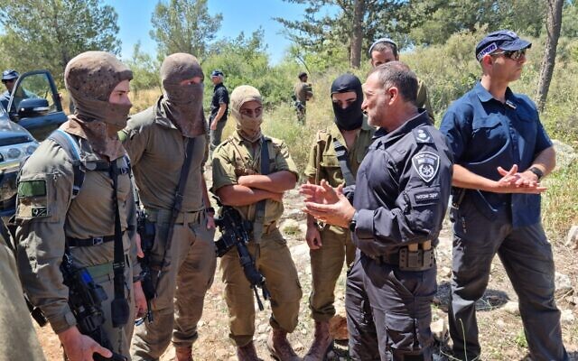 Police commissioner Kobi Shabtai speaks to officers near the central city of Elad on May 8, 2022, shortly after two Palestinian terror suspects were arrested. (Israel Police)