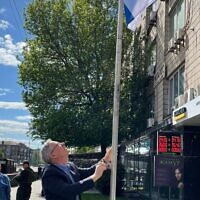 Israel Ambassador to Ukraine raises Israel's flag in front of the embassy in Kyiv, May 17, 2022 (courtesy)