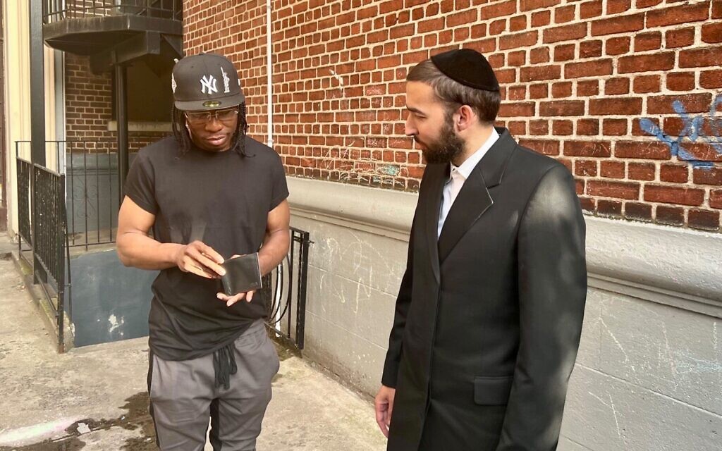 NY man thanks Hasidic family for returning lost wallet