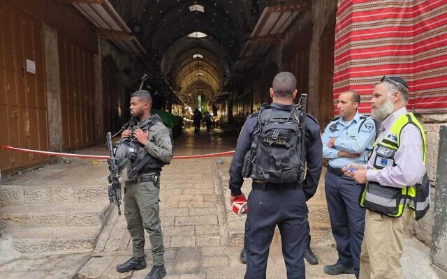 Police at the scene of a suspected stabbing attempt in Jerusalem's Old City, May 11, 2022 (Israel Police)