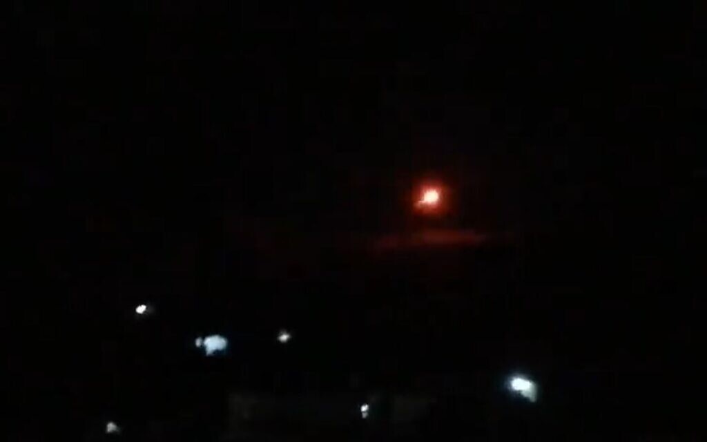 Израел заяви, че е бомбардирал сирийските Голани с ракетна атака.  Докладвани щети