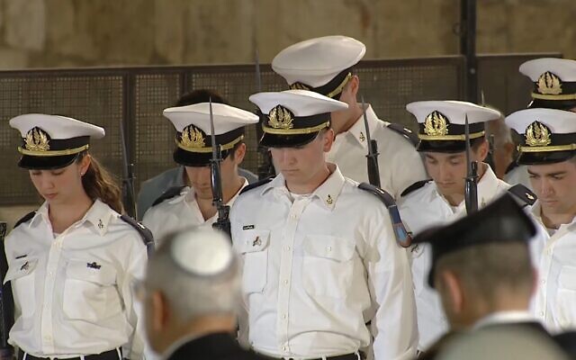 Soldiers stand at attention as a siren sounds during the state ceremony for Israel's Memorial Day for fallen soldiers and terror victims, at Jerusalem's Western Wall, on May 3, 2022. (Video screenshot)