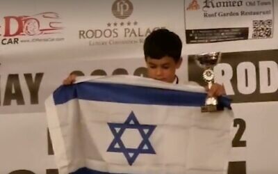 Israel's Noam Sason from Ganei Tikva, after winning the European school chess championship for children under 9 years of age, in Rhodes, Greece, April 29, 2022 (Ynet screenshot)