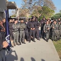 Police Commissioner Kobi Shabtai (L) addresses officers involved in manhunt for Elad terrorists at Kibbutz Nachshonim, May 8, 2022 (Screen grab)