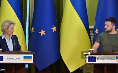 Ukrainian President Volodymyr Zelensky (R) and European Commission President Ursula von der Leyen make statements following their talks in Kyiv, Ukraine, on June 11, 2022. (Sergei Supinsky/AFP)