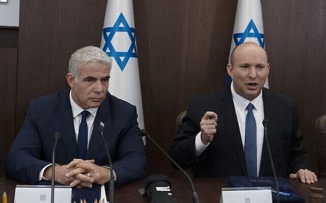 Prime Minister Naftali Bennett (R) and Foreign Minister Yair Lapid (L) at the weekly cabinet meeting in Jerusalem, on June 12, 2022. (Maya Alleruzzo / POOL / AFP)