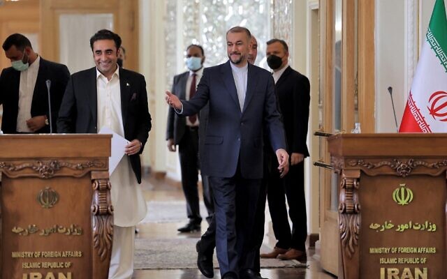 Iran's Foreign Minister Hossein Amir-Abdollahian (C) arrives for a joint press statement with his Pakistani counterpart Bilawal Bhutto Zardari (L) at the foreign ministry headquarters in Iran's capital Tehran on June 14, 2022. (ATTA KENARE / AFP)
