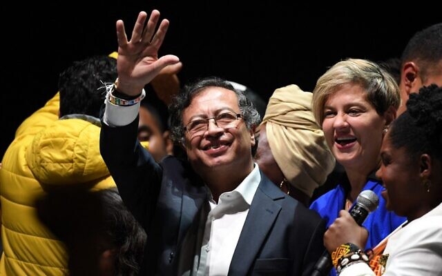 Newly elected Colombian President Gustavo Petro (C) celebrates next to his wife Veronica Alcocer and his running mate Francia Marquez  at the Movistar Arena in  Bogota, on June 19, 2022 after winning the presidential runoff election on June 19, 2022 (Daniel MUNOZ / AFP)