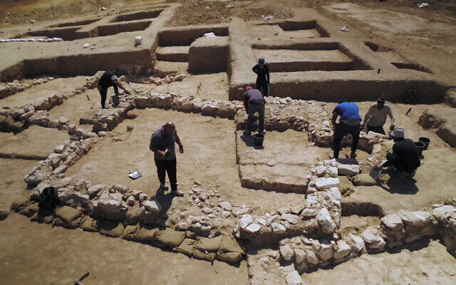 Aerial photographs of the 7th century mosque near today's Rahat. (Emil Aladjem, Israel Antiquities Authority)