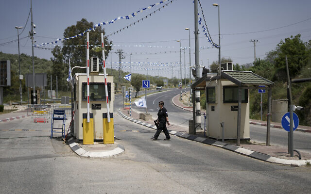 An Israeli security guard at the entrance to the settlement of Ariel in the West Bank, April 30, 2022, a day after a deadly terrorist attack there. (AP Photo/Ariel Schalit)