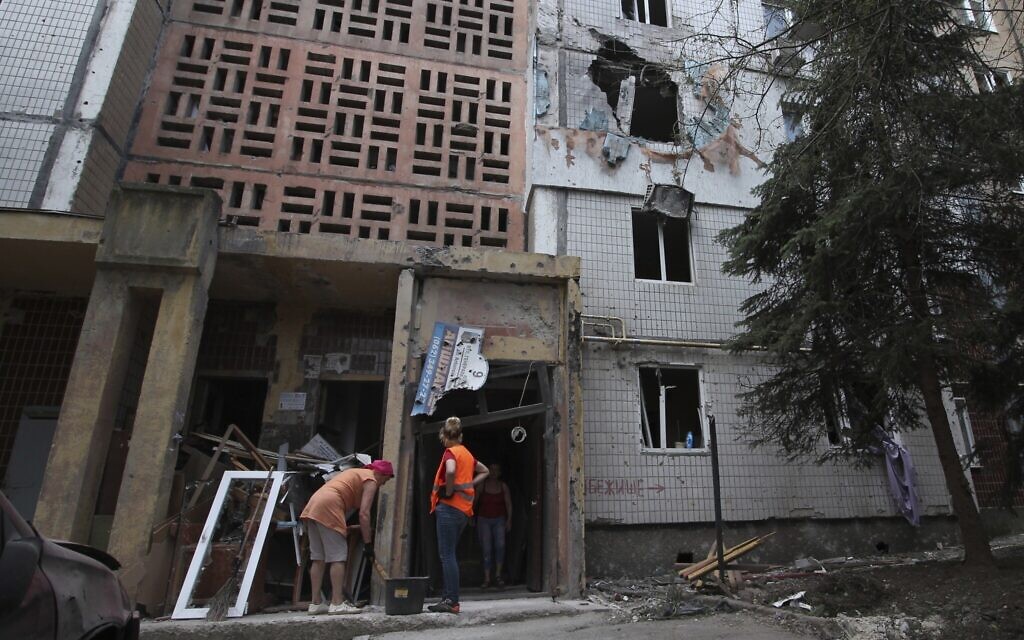 Local residents stand outside an apartment building that was damaged by shelling in the Petrovsky district of Donetsk, on the territory which is under the Government of the Donetsk People's Republic control, eastern Ukraine, June 5, 2022. (AP photo)