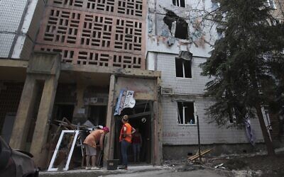 Local residents stand outside an apartment building that was damaged by shelling in the Petrovsky district of Donetsk, on the territory which is under the Government of the Donetsk People's Republic control, eastern Ukraine, June 5, 2022. (AP photo)