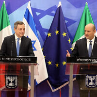 Italian Prime Minister Mario Draghi, left, and Prime Minister Naftali Bennett make a press statement at the prime minster's office in Jerusalem, June 14, 2022. (Abir Sultan/Pool via AP)