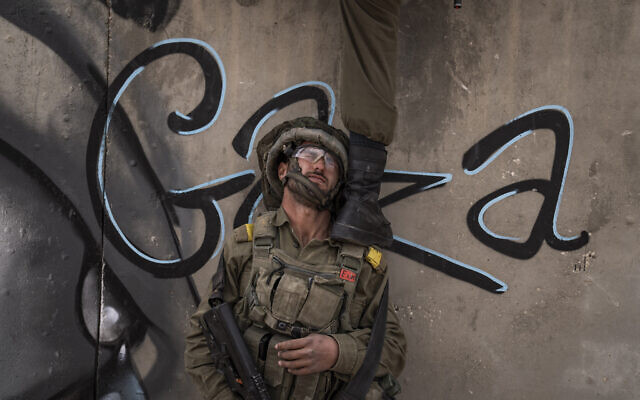 Israeli soldiers climb on a wall as they assault a complex during an urban warfare exercise at an army training facility at the Tzeelim army base, southern Israel, Jan. 24, 2022. (Oded Balilty/AP)