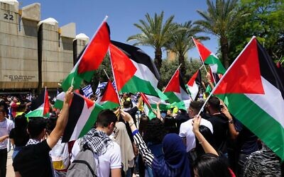 Israeli and pro-Palestinian students stage protests at Ben-Gurion University in Beersheba on May 23, 2022. (Emanuel Fabian/Times of Israel)