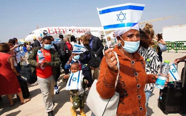 New immigrants from Ethiopia land at Ben Gurion Airport on June 1, 2022. (Maxim Dinshtein)