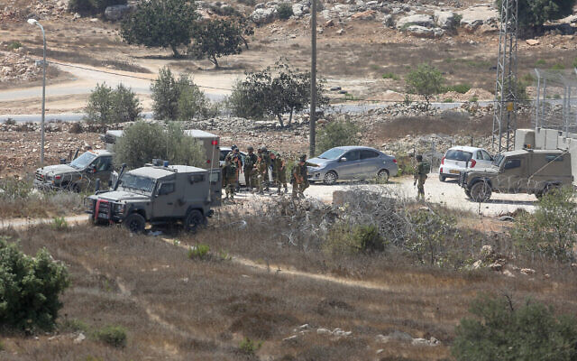 Illustrative: IDF troops at the entrance to the West Bank village of Silwad on August 26, 2016 (Flash90)
