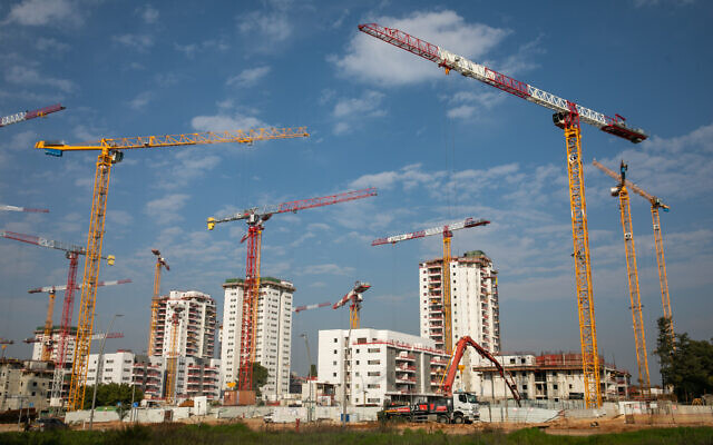 View of a costruction site in the central Israeli city of Be'er Ya'akov, February 22, 2022. (Yossi Aloni/Flash90)